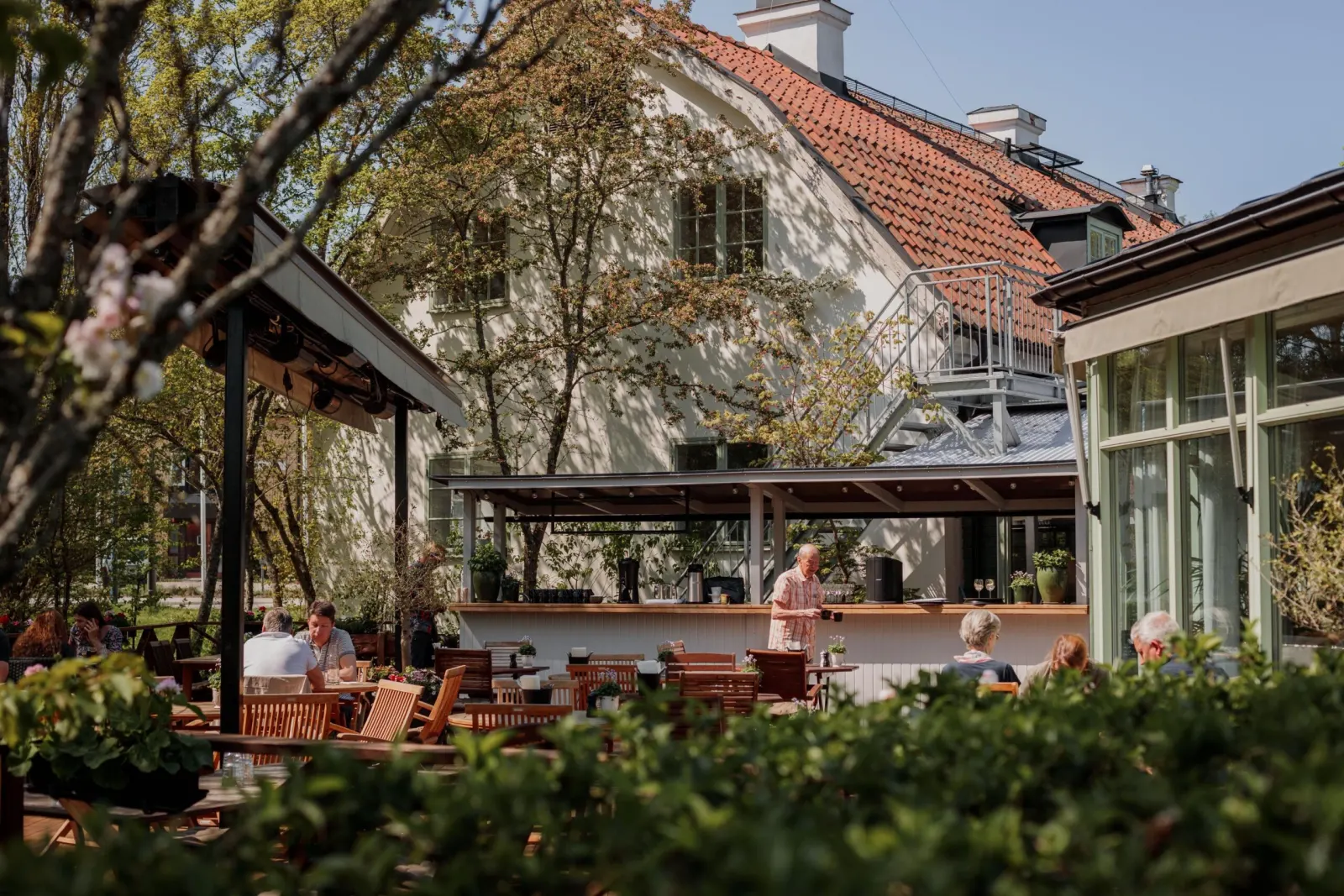 Edsbacka Krog med uteservering en sommardag